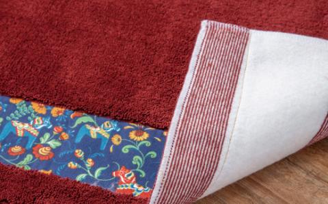 北欧の「幸せを運ぶ馬」ダーラヘスト柄のキッチンマット　ワインレッド　縦５０cm×横１８０cm