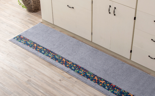 北欧の「幸せを運ぶ馬」ダーラヘスト柄のキッチンマット　ライトグレー　縦５０cm×横２４０cm