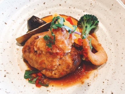 贅沢グルメを味わえる熊野牛・職人の手造り「生」ハンバーグ10個セット（特製ソース・スパイス付）