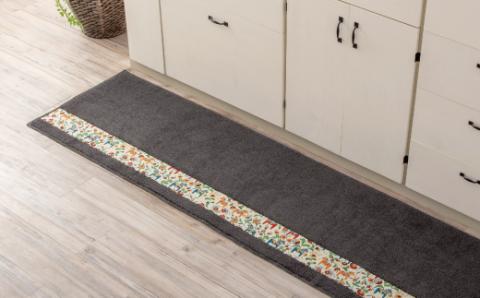 北欧の「幸せを運ぶ馬」ダーラヘスト柄のキッチンマット　グレー　縦５０cm×横２４０cm