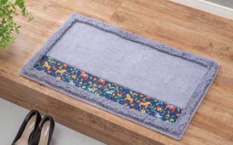 北欧の「幸せを運ぶ馬」ダーラヘスト柄の玄関マット　ライトグレー　縦５０cm×横８０cm