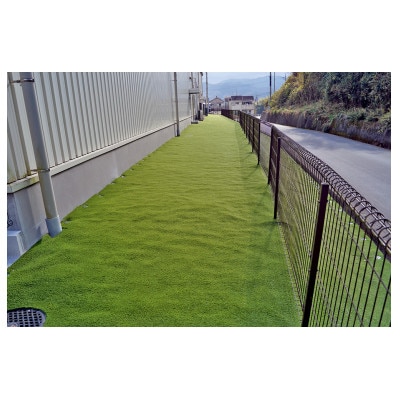 ガーデニングや庭の景観改善に使用　雑草を防ぎ草抜き作業を軽減　青々とした夏の人工芝防草シート