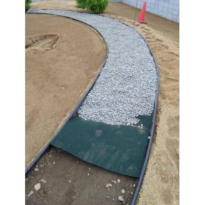 ガーデニングや庭の景観改善に使用　雑草を防ぎ草抜き作業を軽減　水を通す強度抜群の防草シート