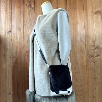 OKADA TEXTILE MINIサコッシュ エコファーバッグ ホルスタイン柄白黒