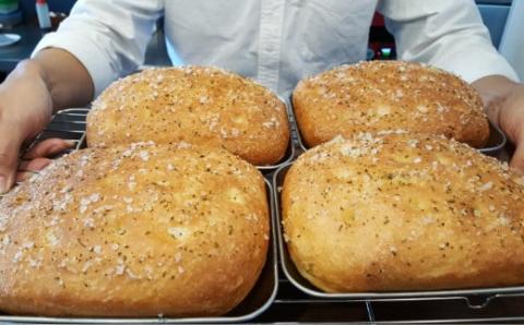 イタリア産岩塩とローズマリーのフォカッチャ(A650-2)