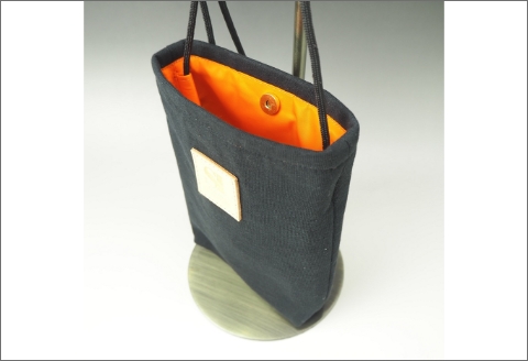 【0736-1】感動を生む吊り編みの技！度詰め天竺ニットサコッシュ　黒