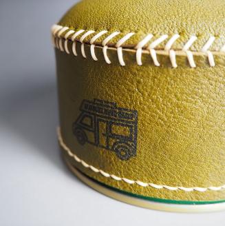 【0970-1】心躍るリアルレザーの質感！　牛革OD缶カバー OLIVE（野口オートキャンプ場）