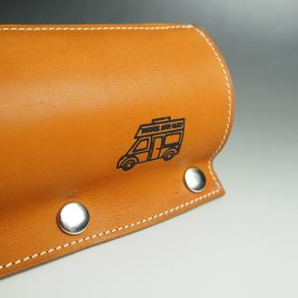 【0967-1】心躍るリアルレザーの質感！　牛革CB缶カバー BROWN（野口オートキャンプ場）