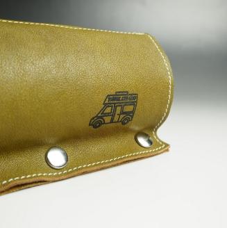 【0968-1】心躍るリアルレザーの質感！　牛革CB缶カバー OLIVE（野口オートキャンプ場）