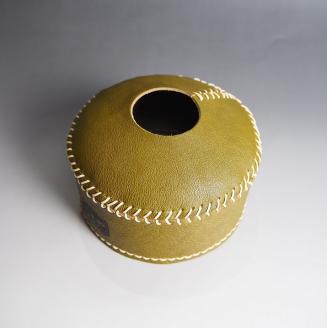 【0970-1】心躍るリアルレザーの質感！　牛革OD缶カバー OLIVE（野口オートキャンプ場）