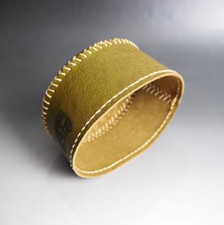 【0970-1】心躍るリアルレザーの質感！　牛革OD缶カバー OLIVE（野口オートキャンプ場）