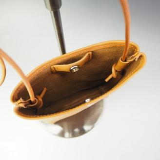 【1053】心躍るビンテージレザーの質感! 牛ヌメ革ミニサコッシュ　ブラウン