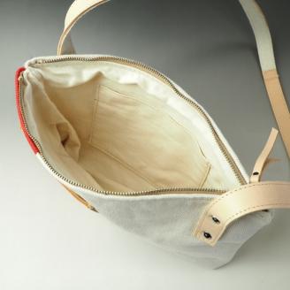 【0873-1】斬新なバイカラーが新鮮！　帆布ショルダーバッグ　レッド