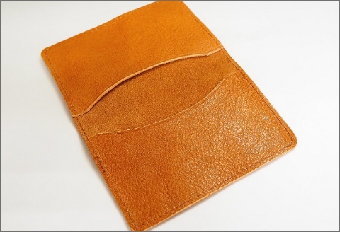 【1031-1】キャンピングカーロゴがお洒落！　牛革二つ折りパスケース　( 野口オートキャンプ場 )