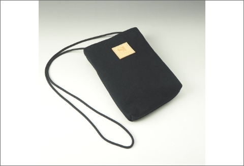 【0736-1】感動を生む吊り編みの技！度詰め天竺ニットサコッシュ　黒