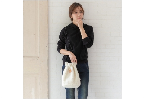 【0732-1】南フランスの大自然が育てた！メリノウールボア巾着バッグ