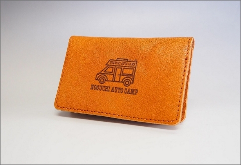 【1031-1】キャンピングカーロゴがお洒落！　牛革二つ折りパスケース　( 野口オートキャンプ場 )