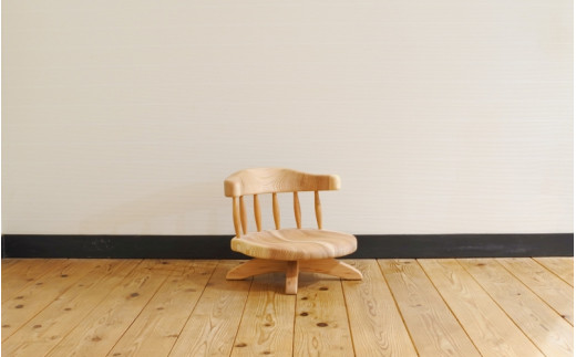 紀州スギの回転コシ座椅子 / 和歌山 田辺市 龍神村 紀州材 紀州杉 紀州スギ 杉 スギ 杉の木 山桜 ヤマザクラ 座椅子 回転座椅子 回転椅子 木の椅子 椅子 チェア 家具【gwo008-1】