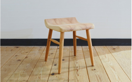 紀州スギのいすツール / 和歌山 田辺市 龍神村 紀州材 紀州杉 杉の木 スギ 桜 サクラ スツール 椅子 チェア 木のスツール 木の椅子 家具【gwo023-1】