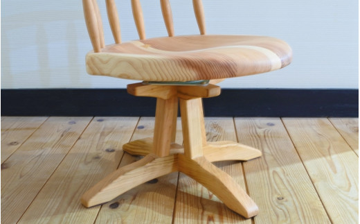 紀州スギの回転コシローチェア / 和歌山 田辺市 龍神村 紀州杉 紀州スギ 杉の木 杉 スギ 桜 サクラ 椅子 ローチェア チェア 回転椅子 回転チェア 家具【gwo020-1】