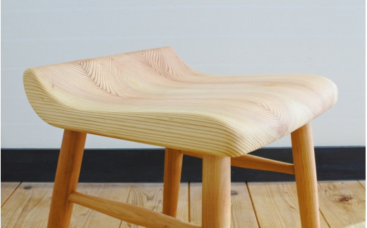 紀州スギのいすツール / 和歌山 田辺市 龍神村 紀州材 紀州杉 杉の木 スギ 桜 サクラ スツール 椅子 チェア 木のスツール 木の椅子 家具【gwo023-1】