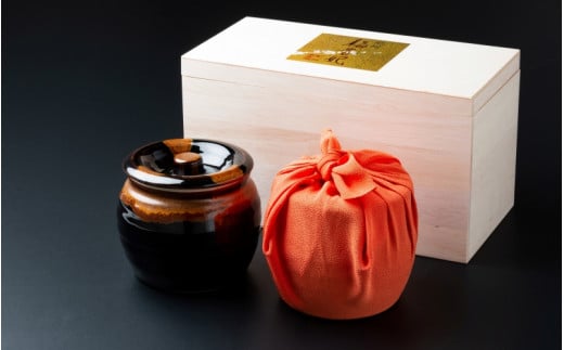 【陶磁器に入った】紀州梅貴妃セット【紀州みかん蜂蜜入り梅干（塩分約５％）550g・低塩しそ漬梅（塩分約７％）550g】  / 田辺市 紀州南高梅 南高梅 梅干し 梅干 梅 うめ 肉厚 お米 おにぎり 焼酎 梅酒 健康 みかん蜂蜜入り しそ漬梅 塩分約5％ 塩分約7％ 壺入り梅干し ギフト プレゼント 贈答【mtz004-1】