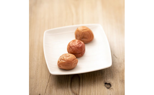 【ご褒美梅】山森農園の 梅干し「魔法の梅」 計1kg（500g×2） 【塩分約15％】 土と水にこだわっています 贈答にも / 紀州南高梅 和歌山 田辺市 ミネラル水 梅 梅干 ウメ うめ うめぼし 肉厚 ギフト ご家庭 完熟【ymm006-1】