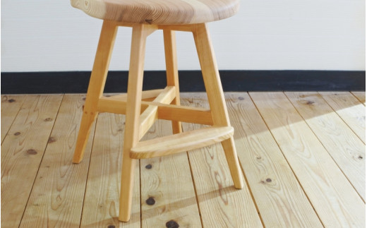 紀州スギの回転コシハイチェア / 和歌山 田辺市 龍神村 紀州杉 紀州スギ 杉の木 杉 スギ 桜 サクラ 回転椅子 椅子 チェア 木の椅子 家具【gwo011-2】