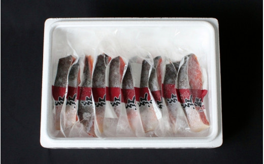 天然ロシア産　塩紅鮭1切真空10切れ（70g×10p） / さけ サケ シャケ 冷凍 おかず お弁当 小分け 個包装 贈り物 ギフト 切り身 和歌山県 田辺市【mts004-3】