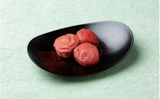 【陶磁器に入った】紀州梅貴妃セット【紀州みかん蜂蜜入り梅干（塩分約５％）550g・低塩しそ漬梅（塩分約７％）550g】  / 田辺市 紀州南高梅 南高梅 梅干し 梅干 梅 うめ 肉厚 お米 おにぎり 焼酎 梅酒 健康 みかん蜂蜜入り しそ漬梅 塩分約5％ 塩分約7％ 壺入り梅干し ギフト プレゼント 贈答【mtz004-1】