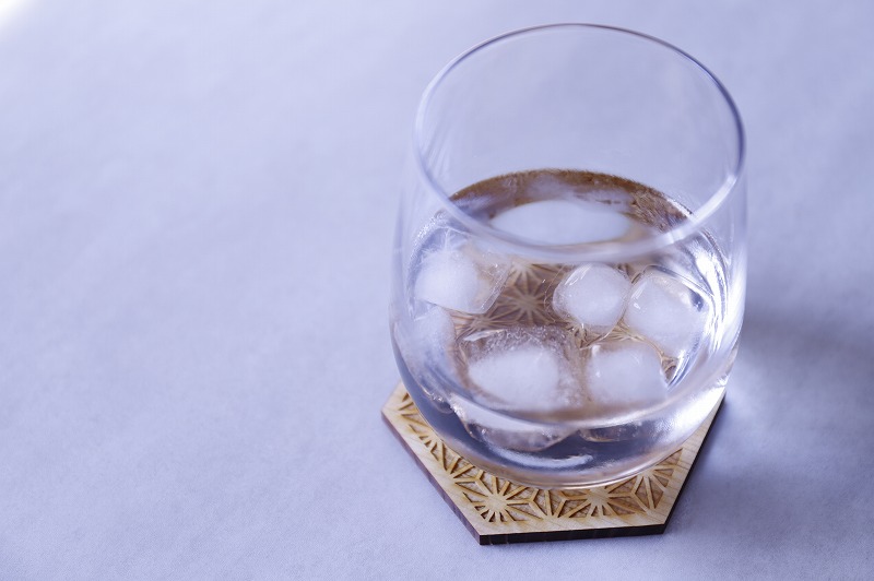 和柄コースター（六角麻の葉 くり抜きなし） 2枚セット 杢美-Mokuharu- おしゃれ コースター 木製 木 ひのき 檜 キッチン用品 キッチングッズ 食器【mkh007-5】