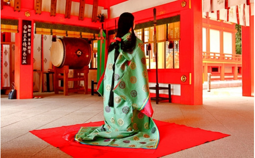 【新宮市ふるさと納税】世界遺産　熊野速玉大社正式参拝と平安装束(略式)着付け記念写真のセットプラン（萩原きもの総合学院）/着物 神社 新宮 和歌山 着付け 女性衣装 レンタル【hgh001A】