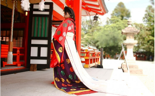 【新宮市ふるさと納税】世界遺産　熊野速玉大社正式参拝と平安衣装(十二単)着付け記念写真のセットプラン（萩原きもの総合学院）/着物 神社 新宮 和歌山 着付け 女性衣装 レンタル【hgh002A】