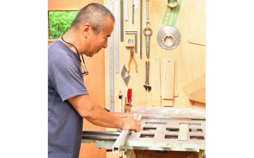 ＼手作り／ ポストカード・名刺たて (赤色)　１個    /木製 名刺 ポストカード 手作り 木工 木工品 ウッド ひのき マツ【twn023-red】