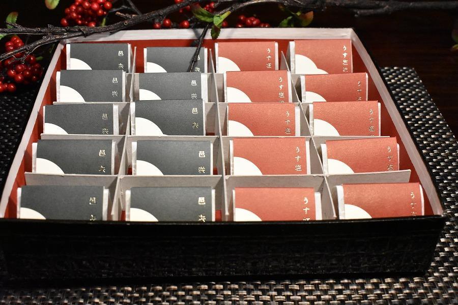 【ギフト用】高級南高梅うす塩・邑咲（昆布旨味）個包装計20粒入 紀州塗箱 網代模様仕上