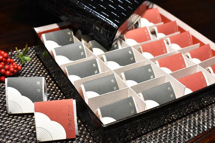 【ギフト用】高級南高梅うす塩・邑咲（昆布旨味）個包装計20粒入 紀州塗箱 網代模様仕上