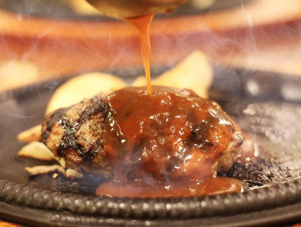 贅沢グルメを味わえる熊野牛「生」ハンバーグ10個セット（特製ソース・スパイス付）【SW1】