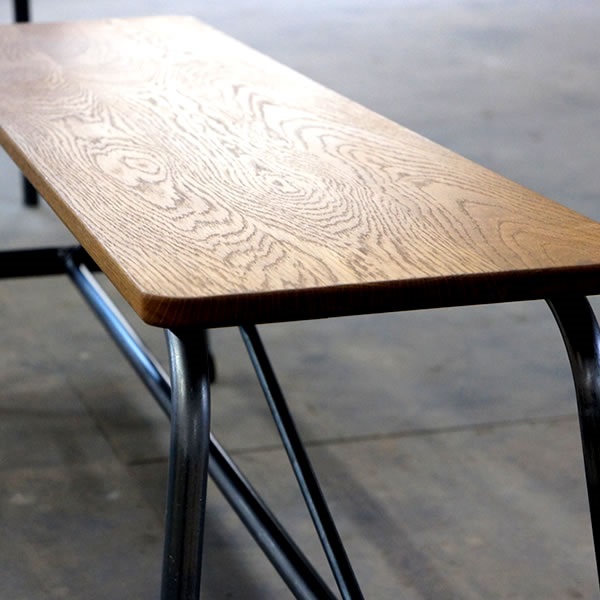 オーク無垢材のアイアンベンチ(木部：ダークブラウン／フレーム：艶消しクリア　ウレタン塗装)