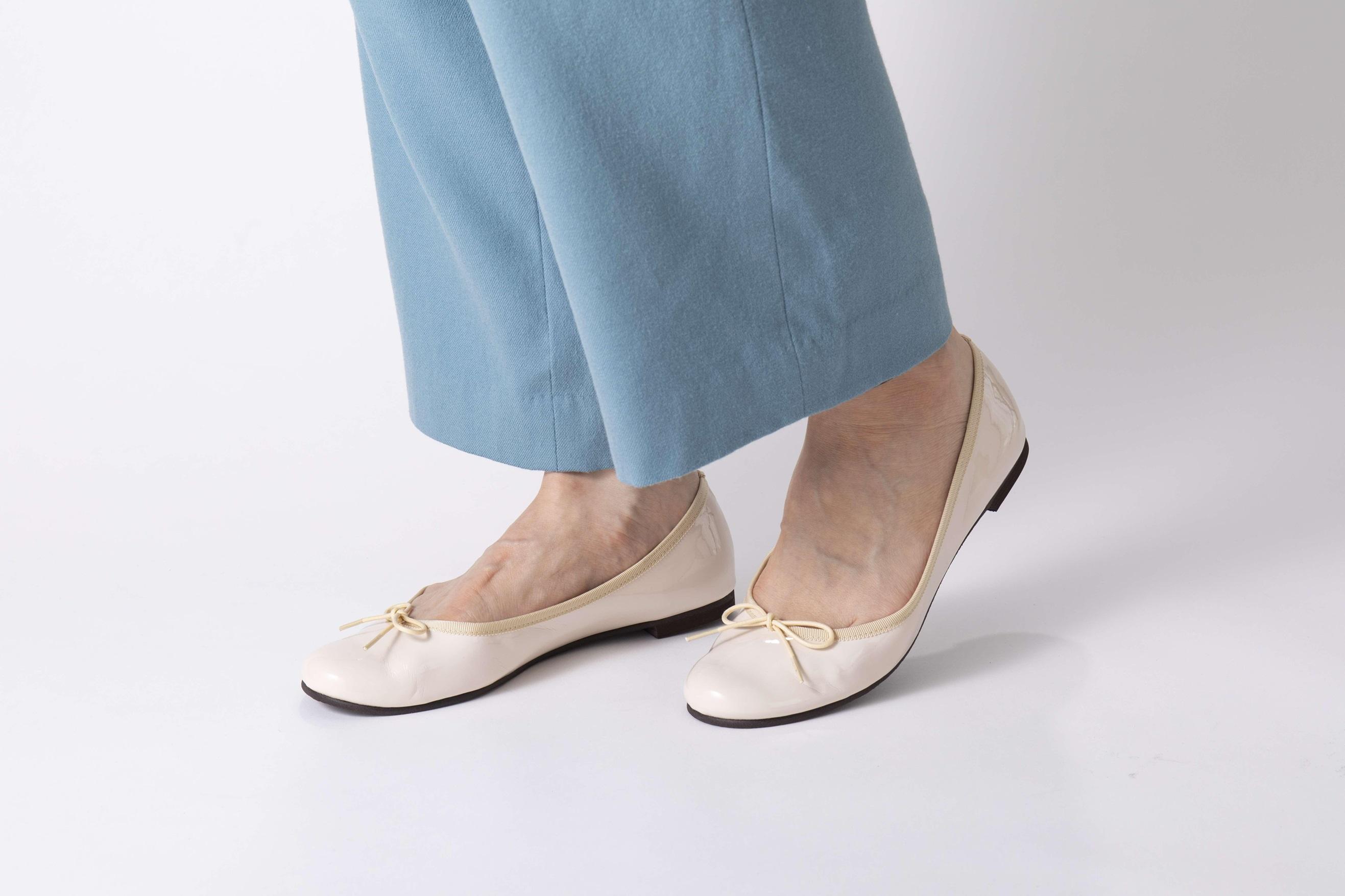 美脚に導く骨盤ケアシューズyui エナメル アイボリー【サイズ24.0cm】