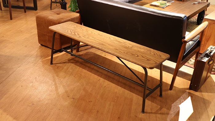 オーク無垢材のアイアンベンチ(木部：クリア／フレーム： 艶消し黒ウレタン塗装)