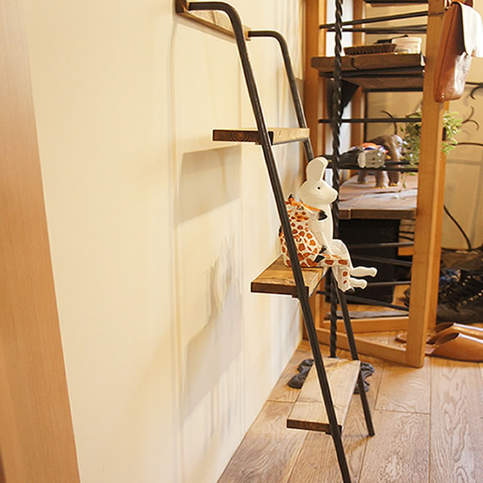 アイアン壁掛けシェルフ　アイアン部分：艶消し黒　ラダー（階段型）ナチュラルアンティークスタイル