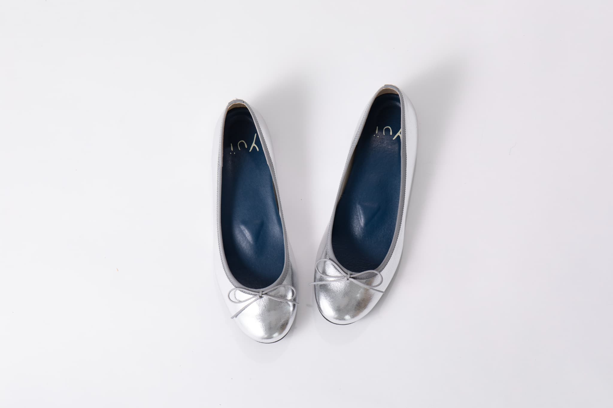 美脚に導く骨盤ケアシューズyui エナメル ライトシルバー【サイズ25.0cm】