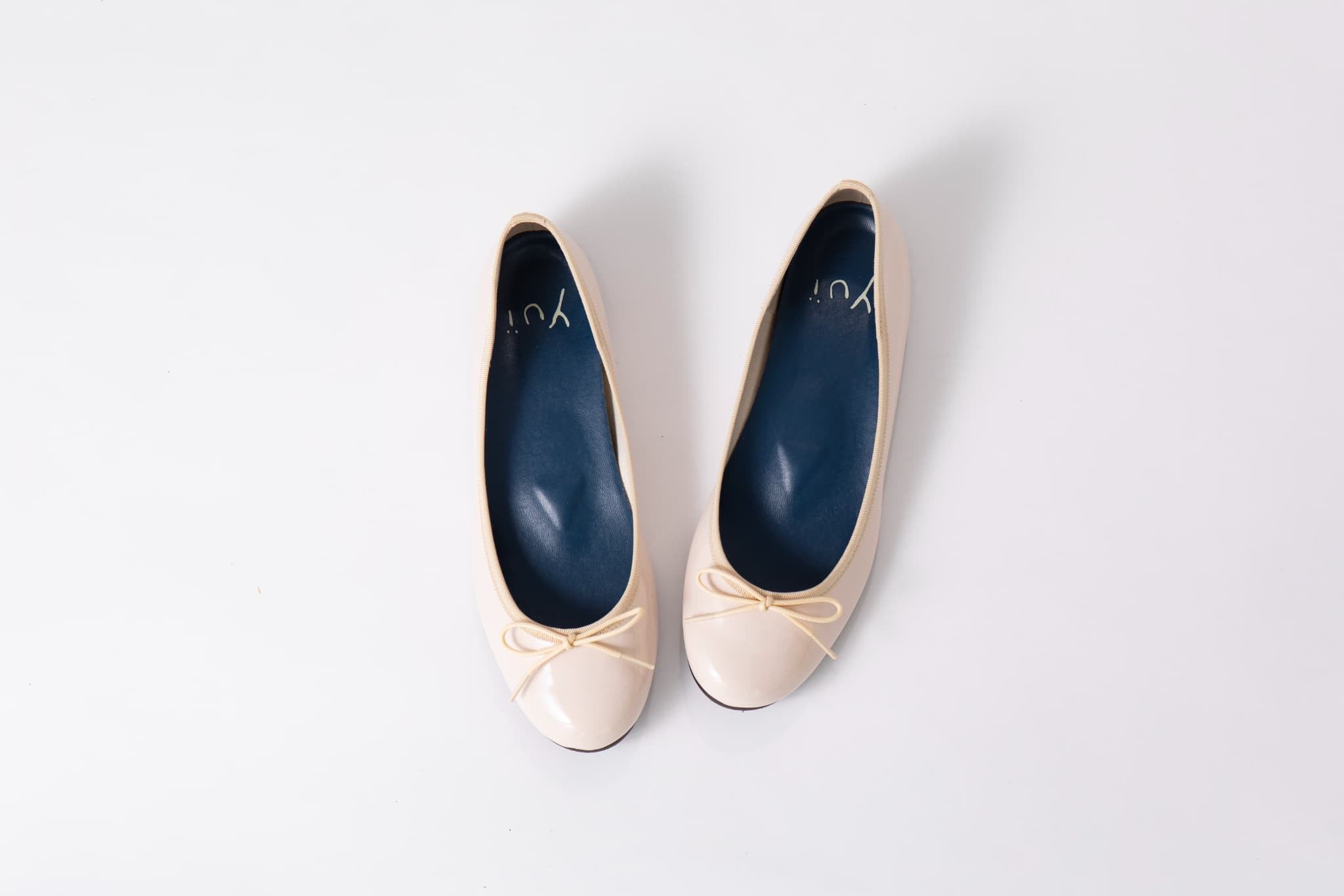 美脚に導く骨盤ケアシューズyui エナメル アイボリー【サイズ23.5cm】