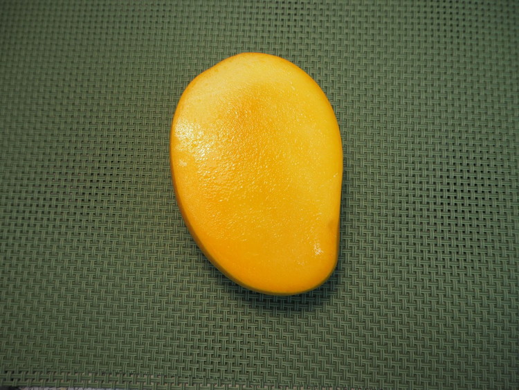 紀州美浜みさきマンゴー2～3玉（1.2～1.3kg）
※離島への配