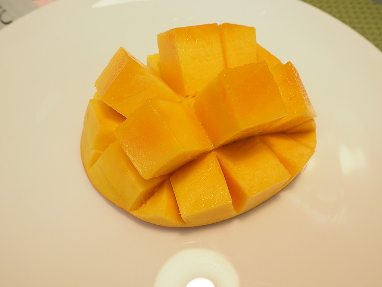 紀州美浜みさきマンゴー2～3玉（1.0～1.1kg）
※離島への配