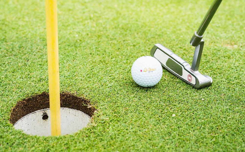 ラ・グレースゴルフ倶楽部　プレー割引券（３０００円×３枚）