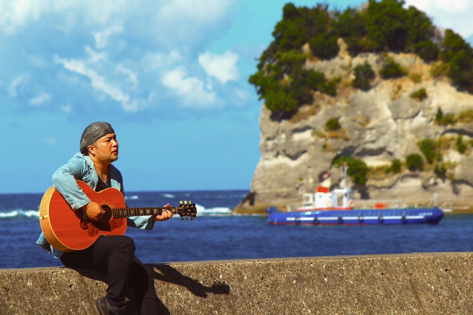 白浜町出身のミュージシャン・古家学があなたのためにオリジナルソングを制作！