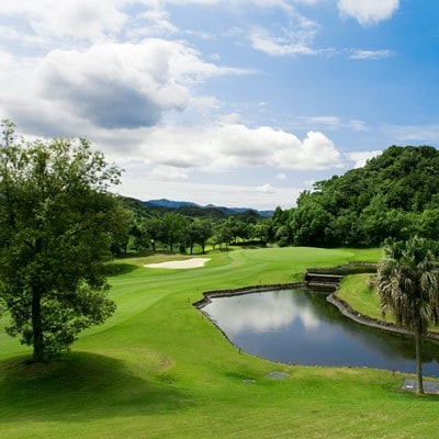 南紀白浜ゴルフ倶楽部＆リゾートホテル　平日1Rプレー＆スイートルーム宿泊ペアご利用券(1泊3食付)