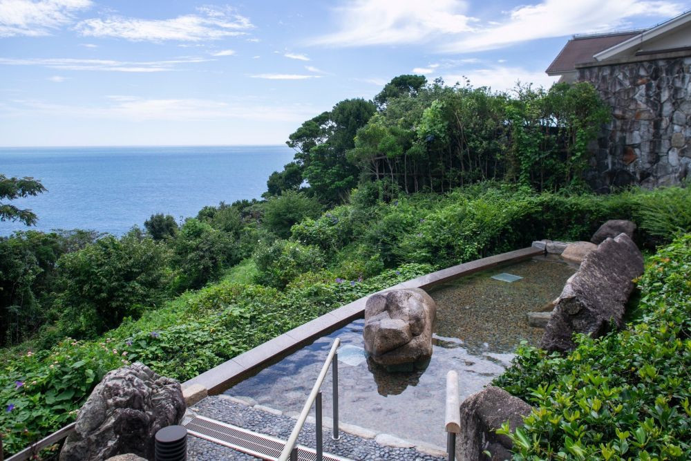 南紀勝浦温泉 宿泊割引券 30,000円相当 （3000円割引券×10枚）