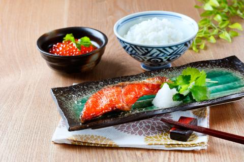 【天然鮭使用】大ボリューム！こだわり仕込の天然紅サケ切身 約1kg（約9切れ～11切れ） / 鮭 シャケ 魚 切り身 焼き魚 ご飯のおとも おかず おつまみ【uot715C】